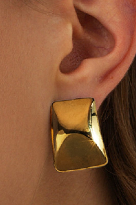 Arete dorado cuadrado