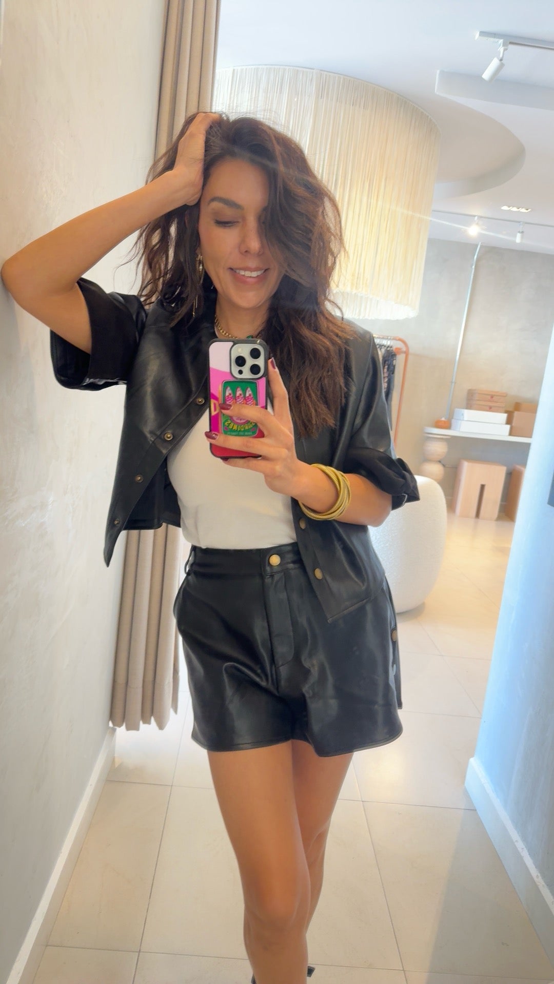 Short vinipiel negro botones dorados