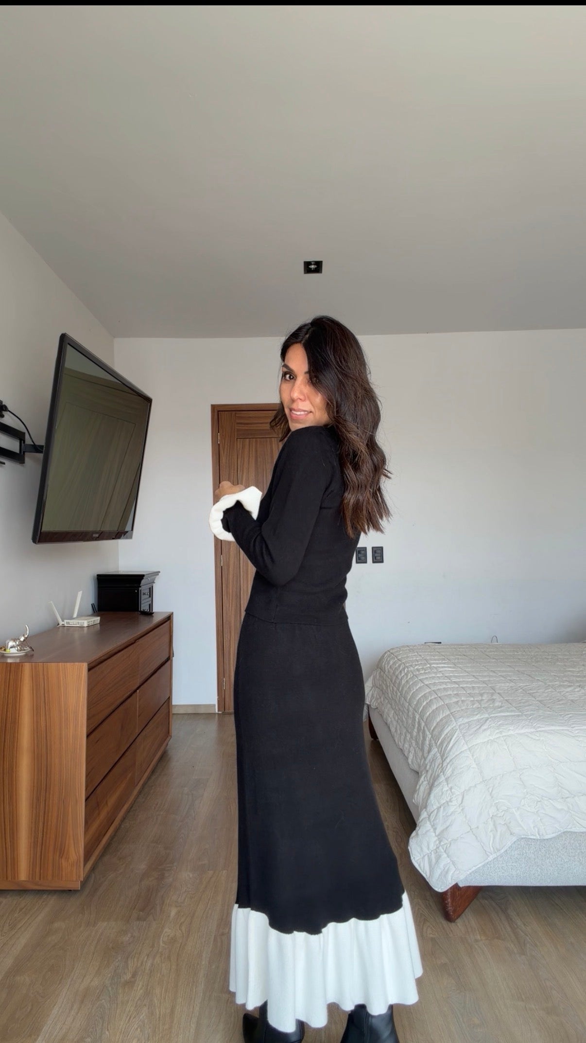 Set blanco con negro falda y suéter