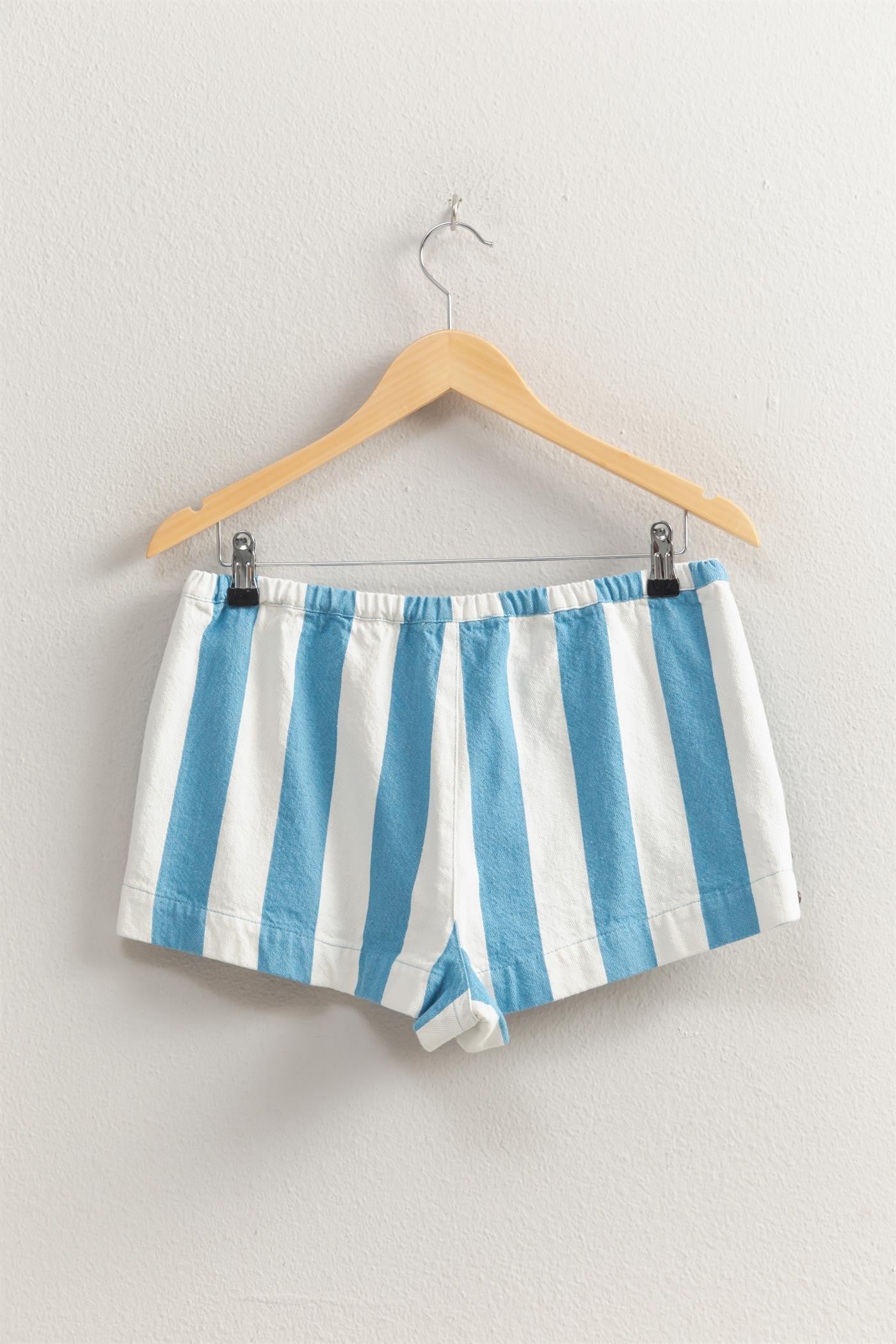 Short rayado azul con blanco