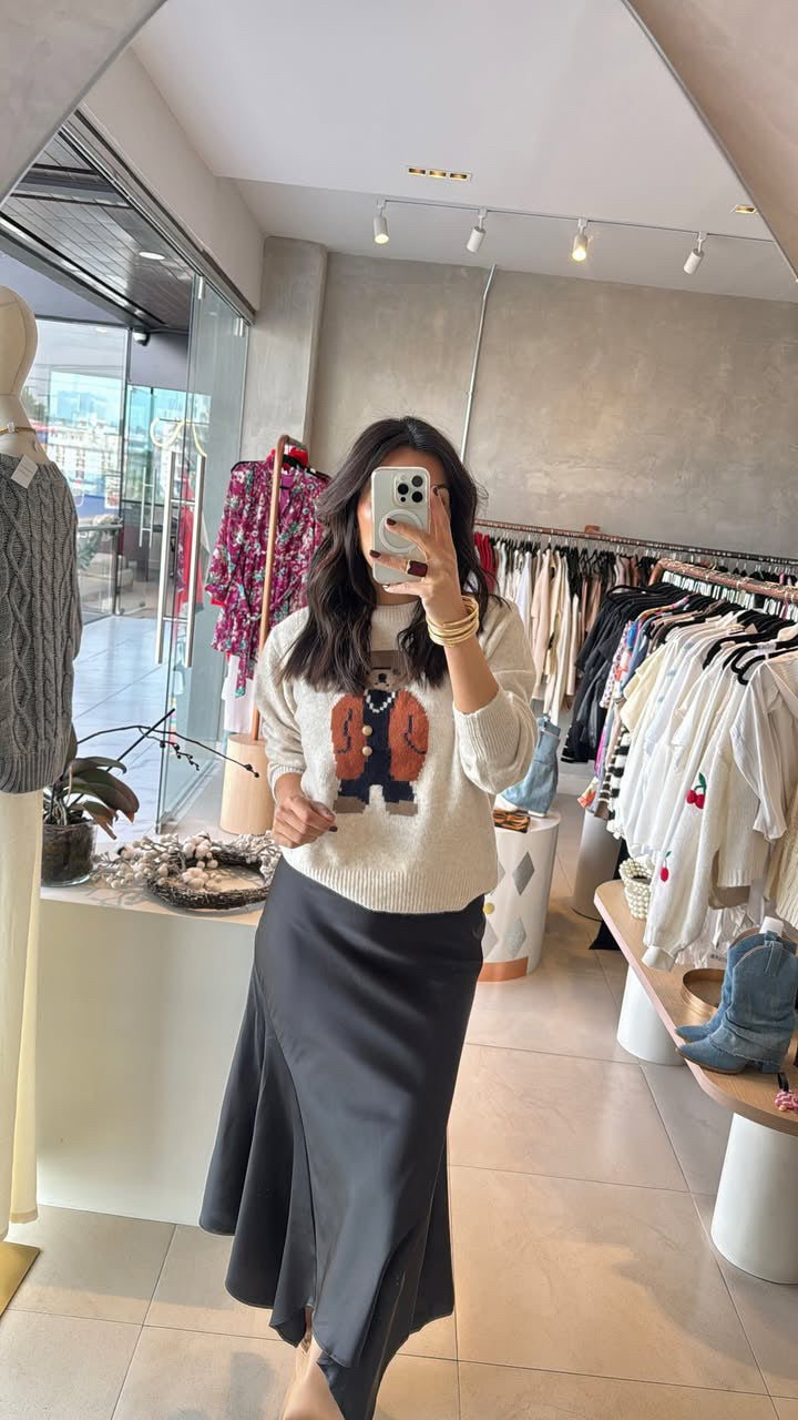 Falda negra asimétrica