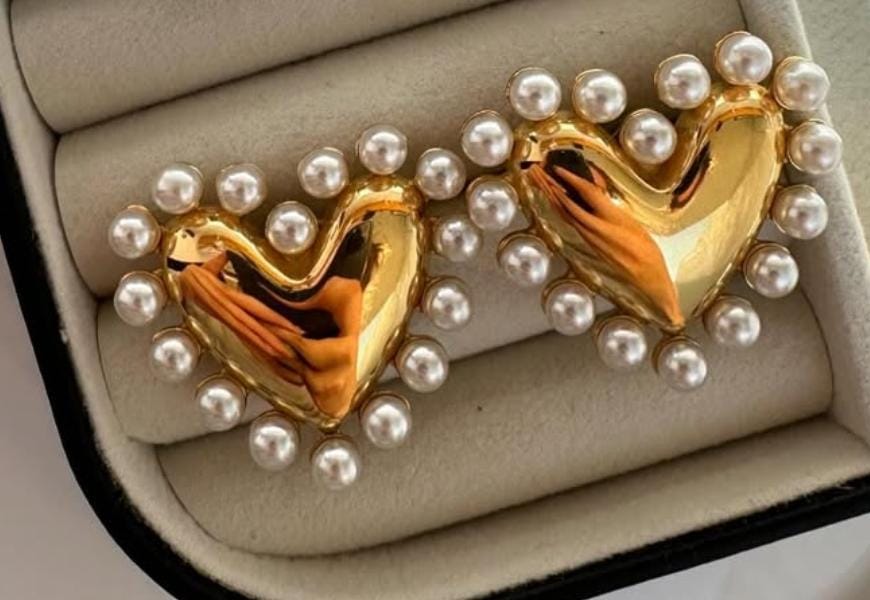 Aretes corazón con perlas chico