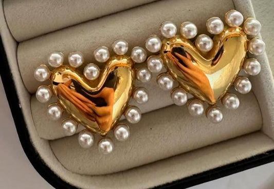 Aretes corazón con perlas chico