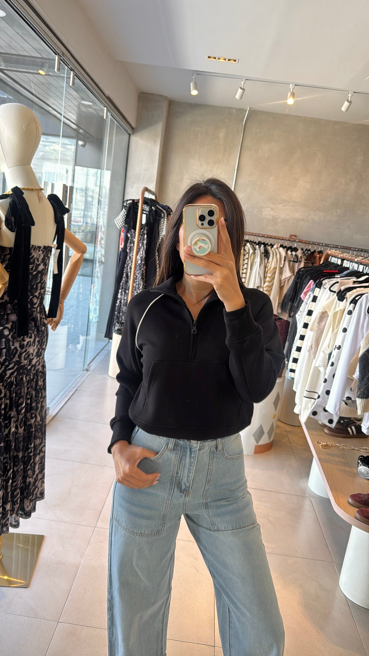 Chamarra negra deportiva