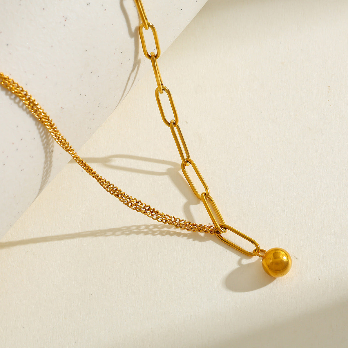Collar bolita dorada