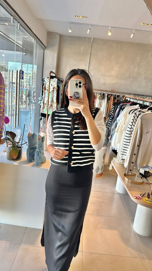 Falda negra abertura