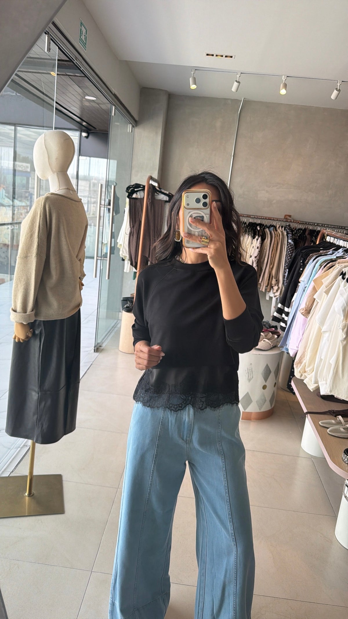 Sudadera con encaje negra