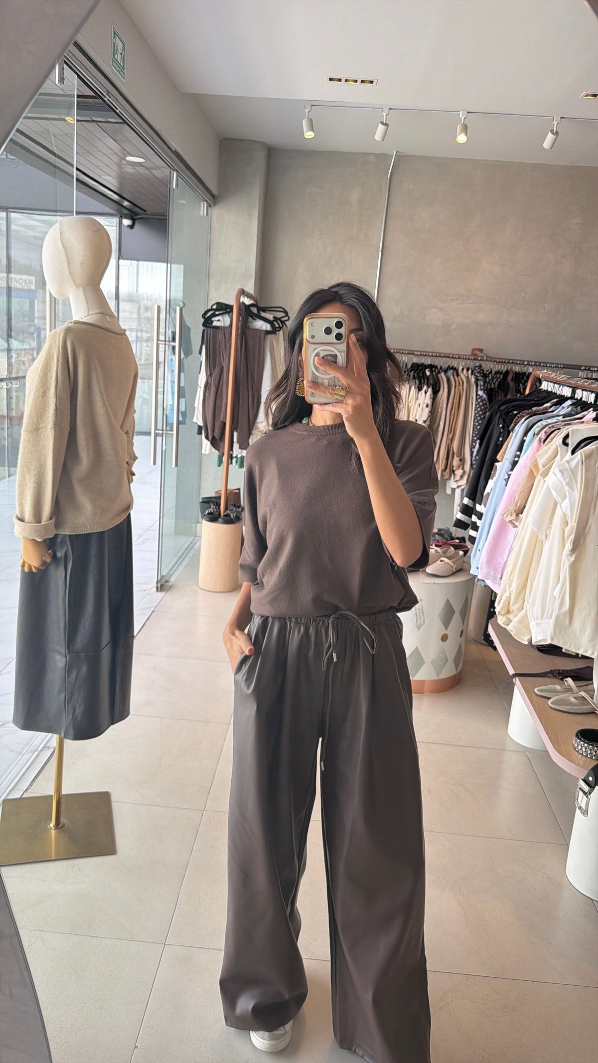 Set pantalon vinipiel y blusa cafe