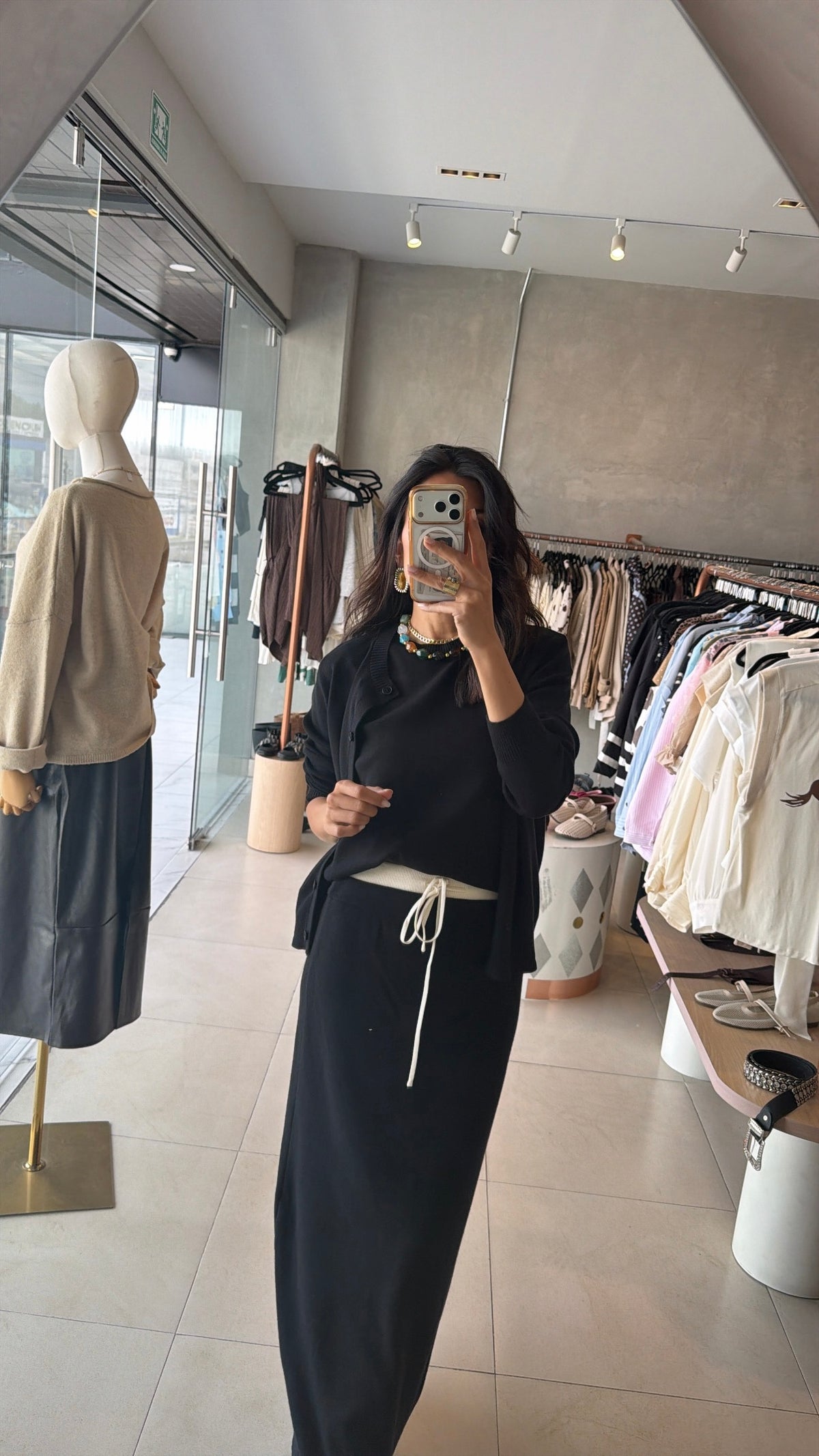 Set falda, top y sueter negro