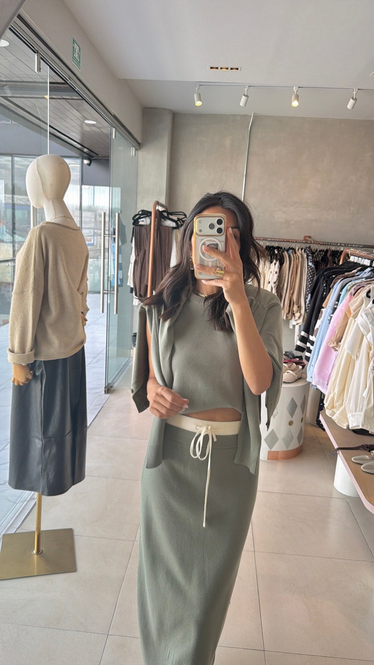 Set falda, top y sueter verde