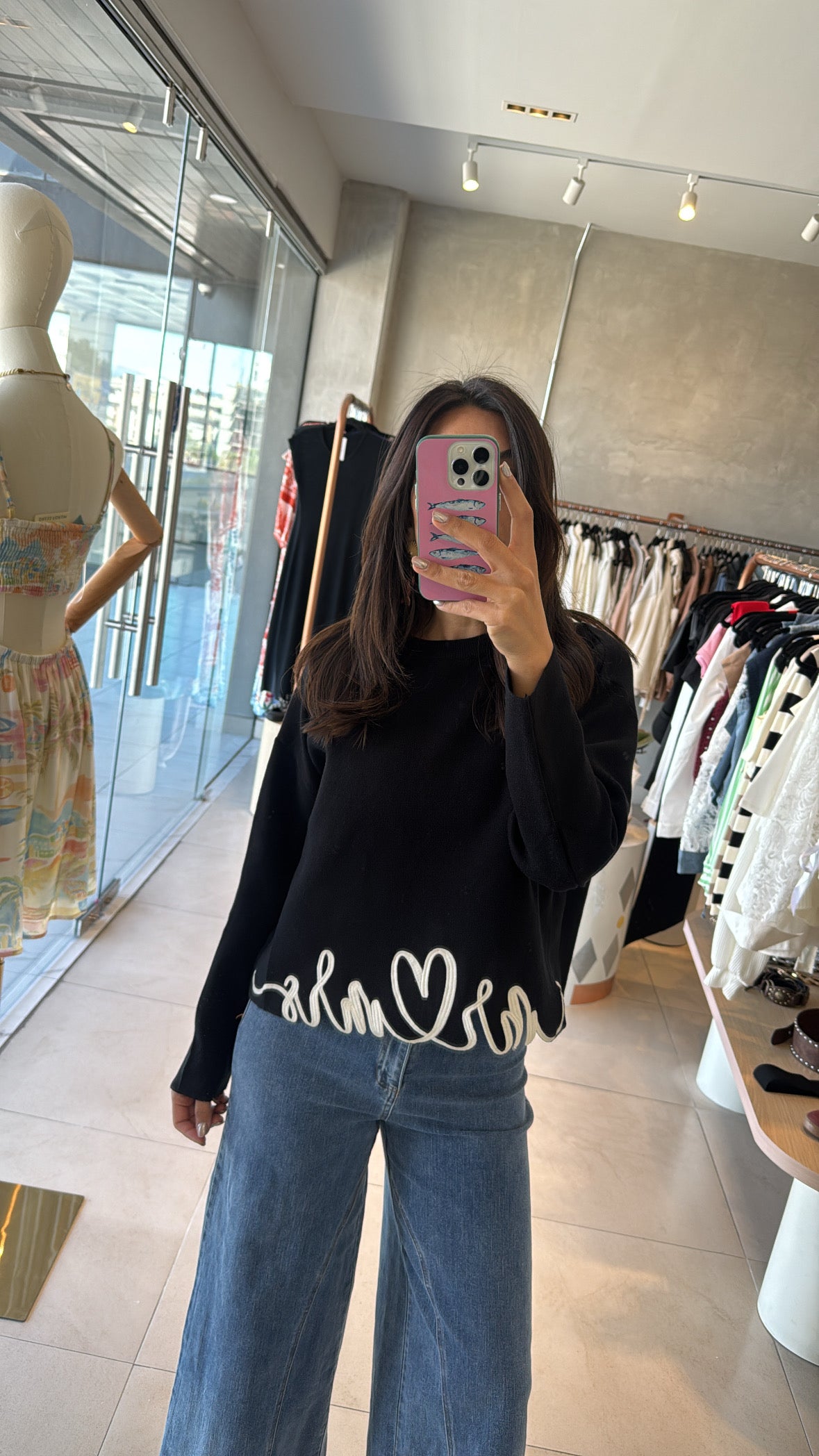 Suéter negro corazones