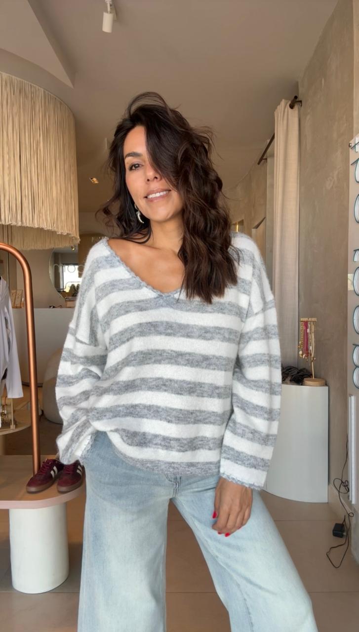 Suéter rayado gris