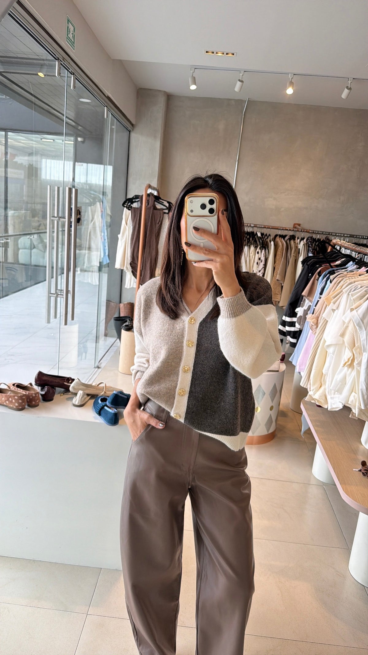 Cardigan café con beige