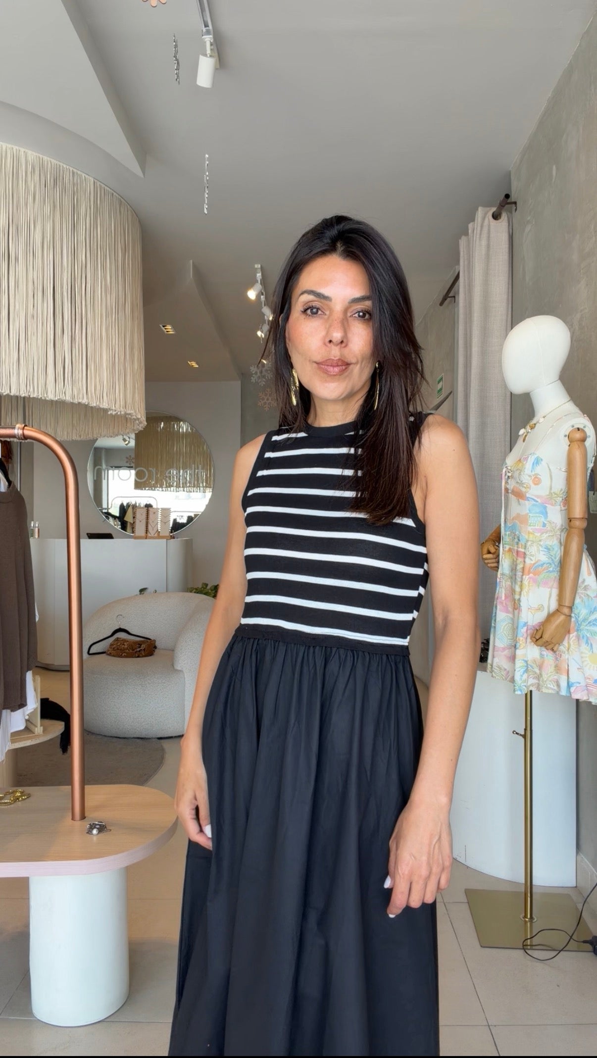 Maxi vestido negro con rayas