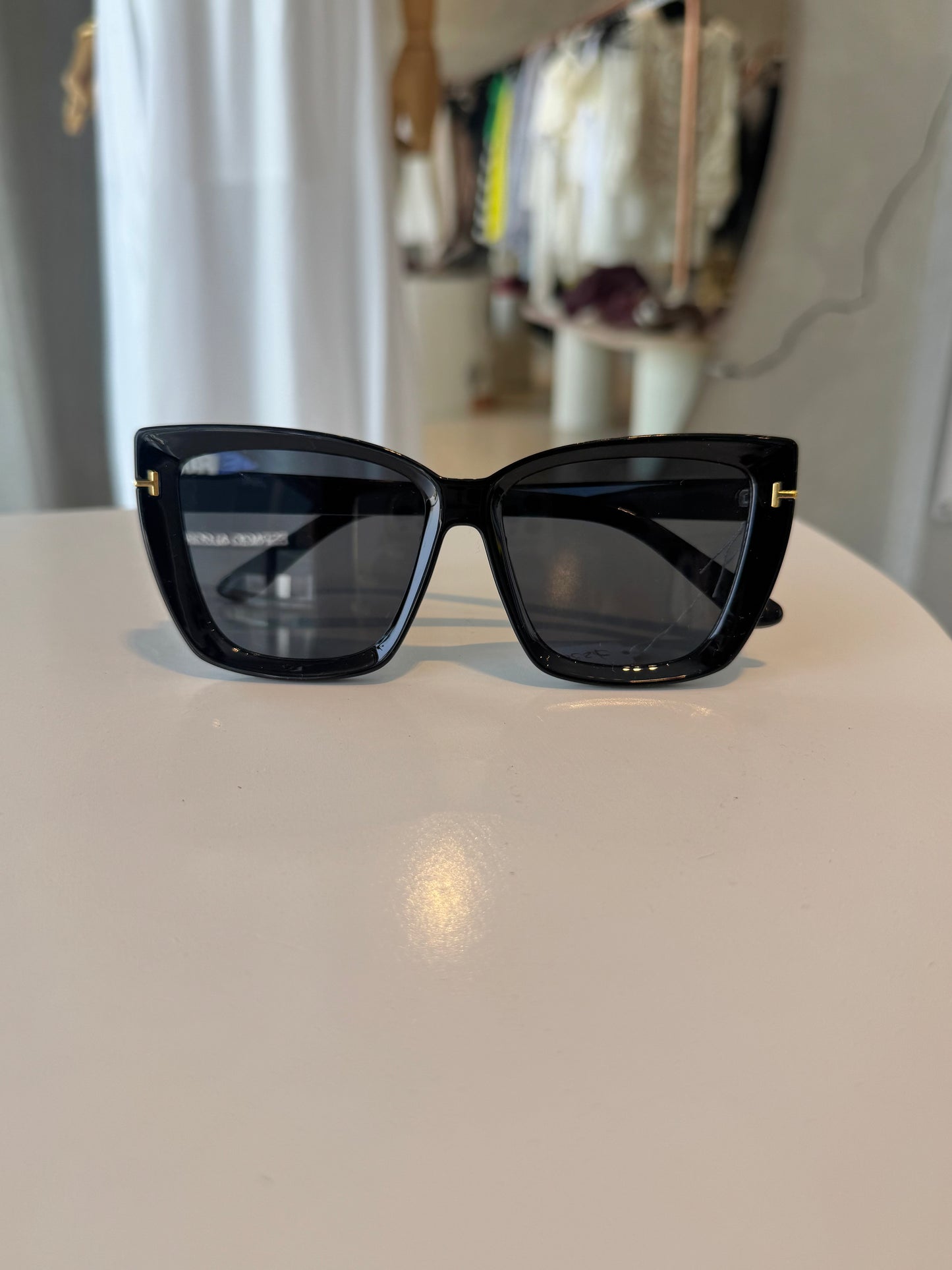 Lentes negros linea dorada