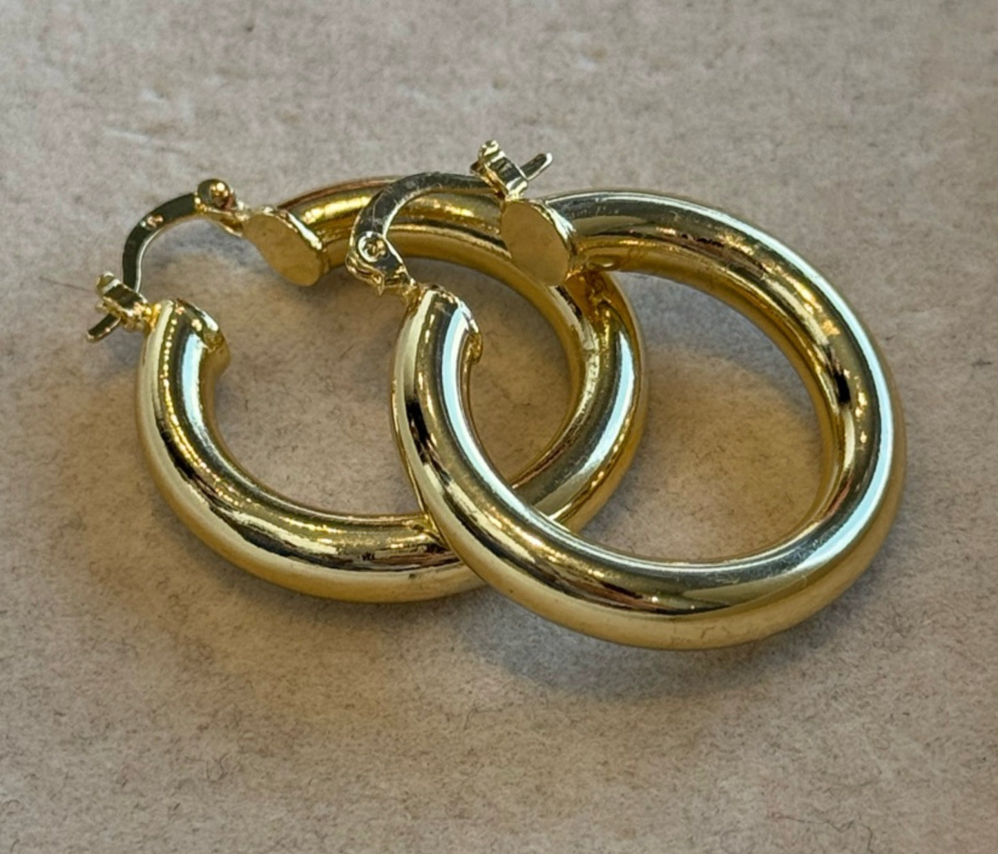 Arracada dorada lisa