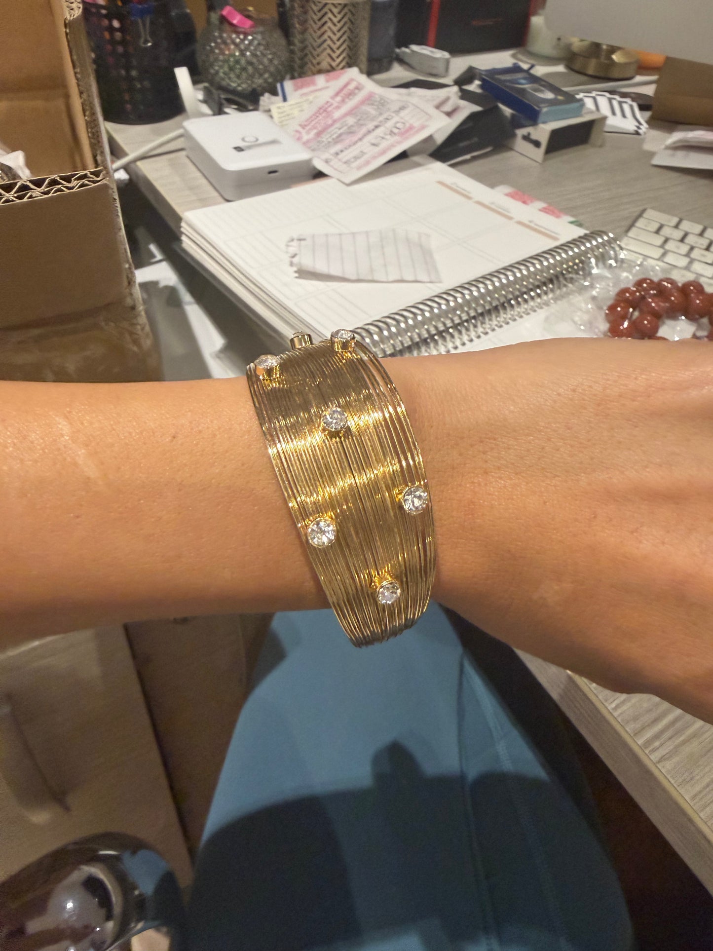 Brazalete dorado con brillos