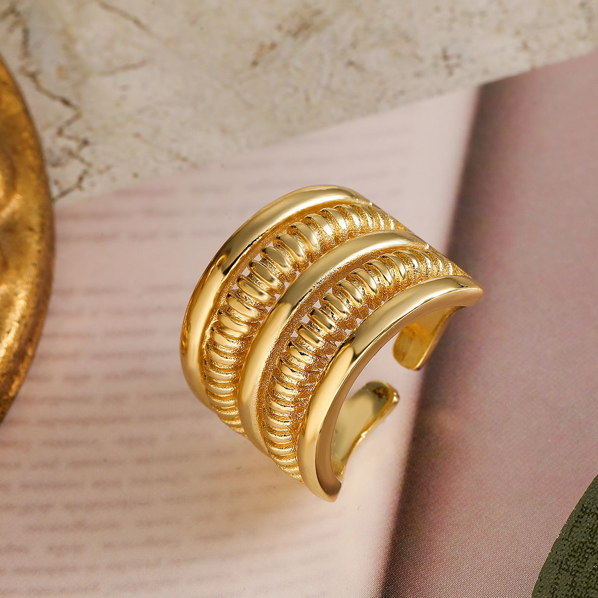 Anillo dorado grueso