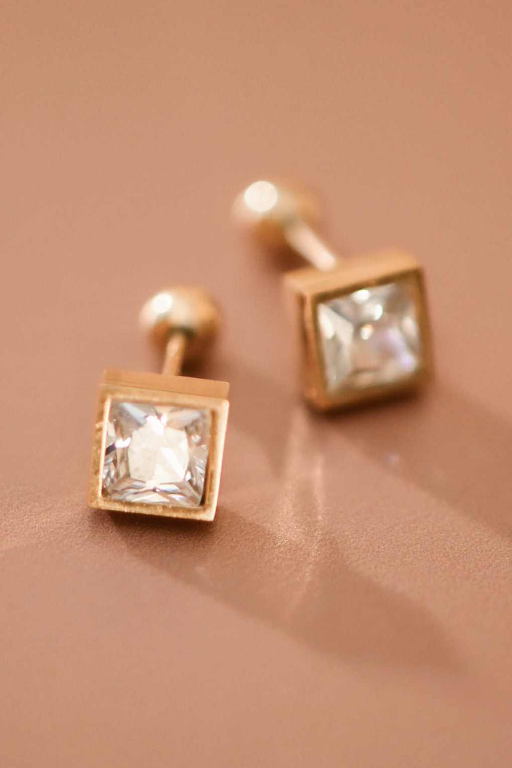 Arete cuadrito brillo