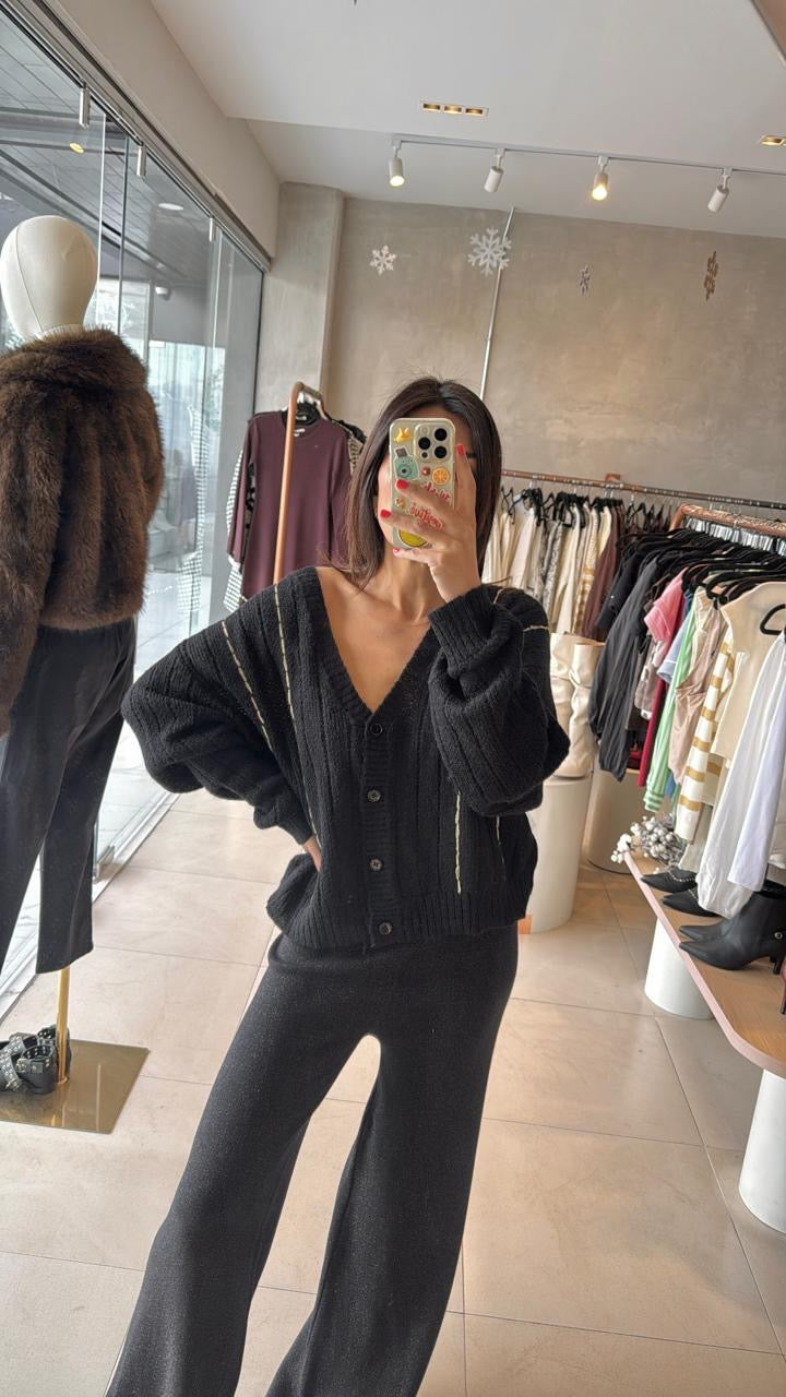 Pantalón negro con brillos dorados