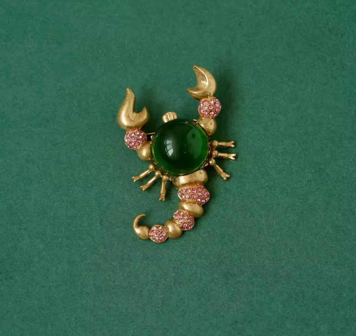 Pin alacrán piedra verde