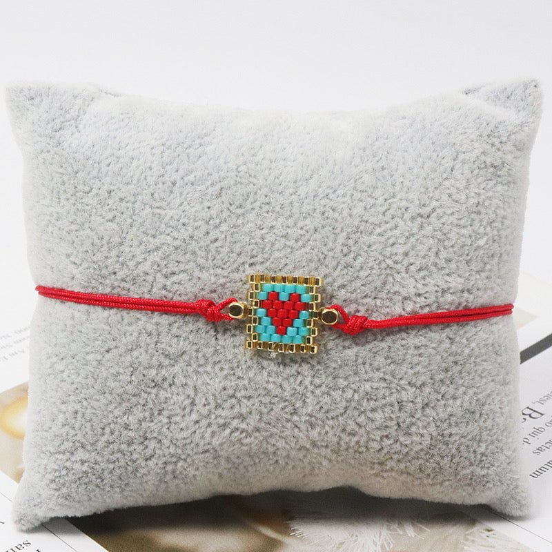 Pulsera hilo corazón rojo