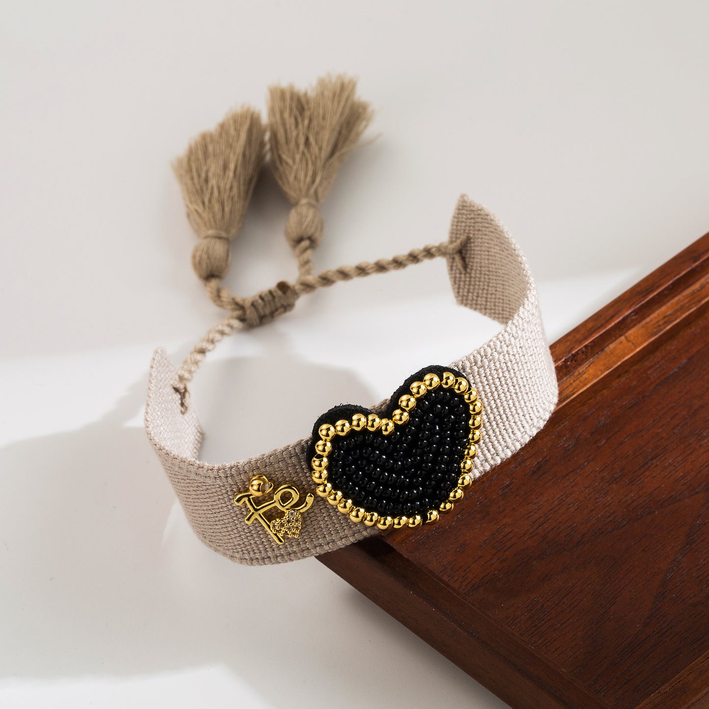 Pulsera hilo corazón negro