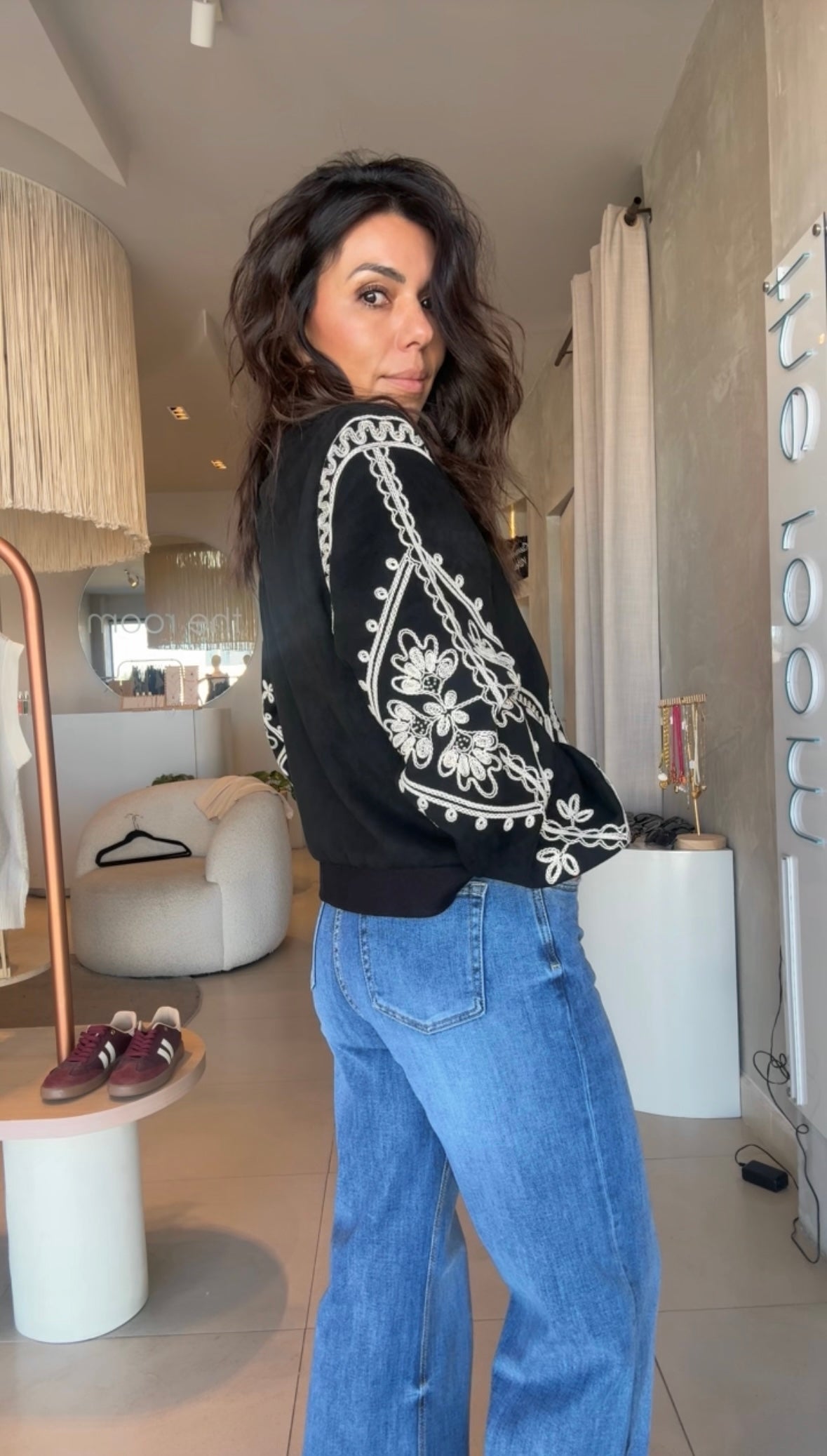 Chamarra negra bordada