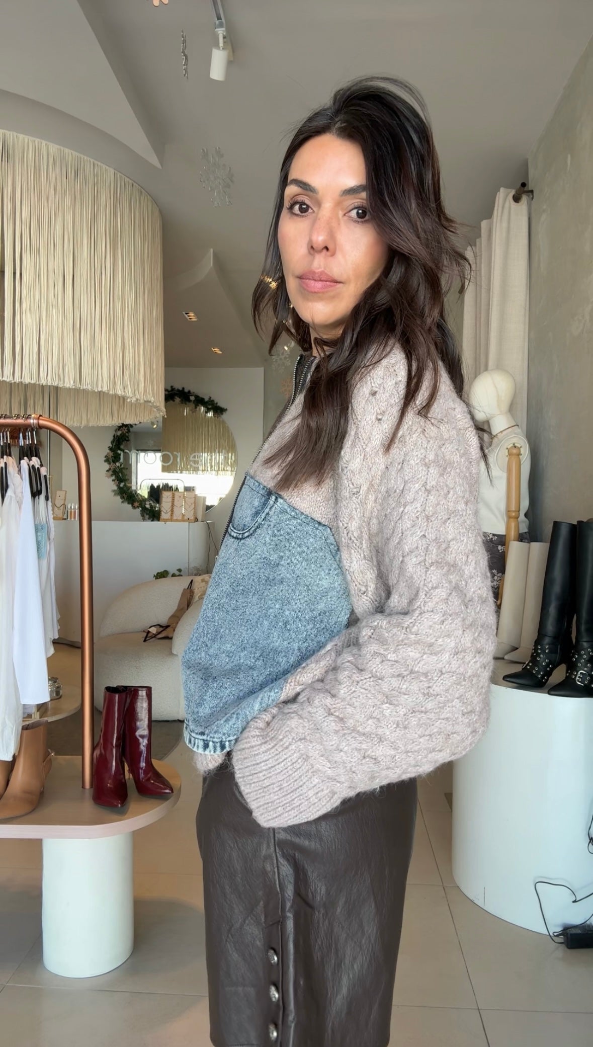 Suéter cafe con denim