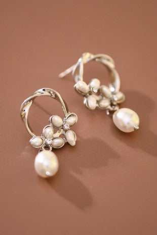 Aretes plateados perlas