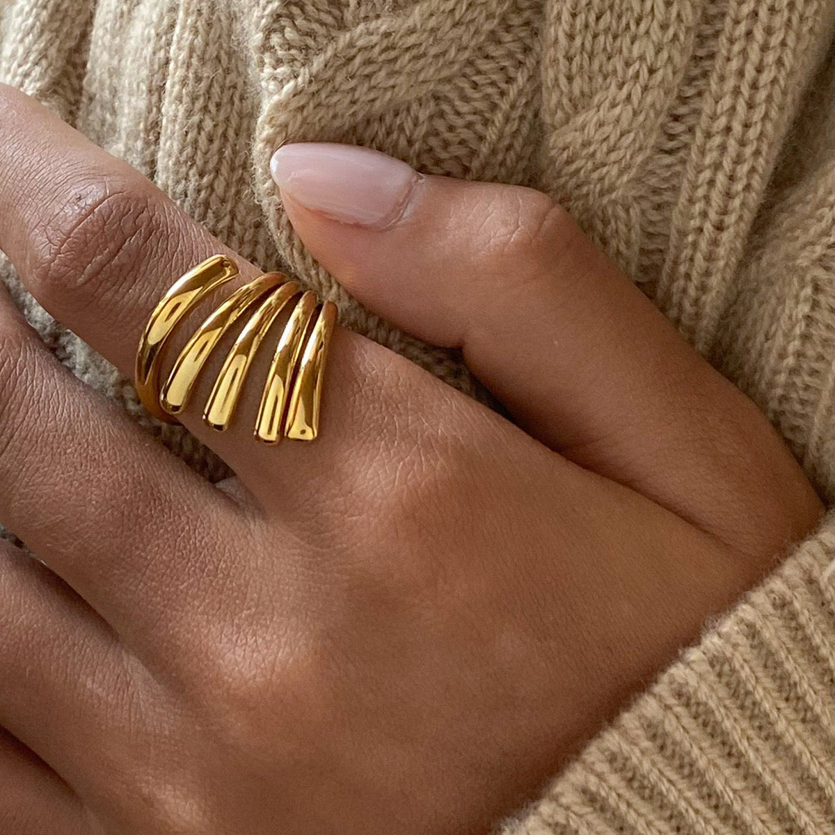 Anillo dorado tiras