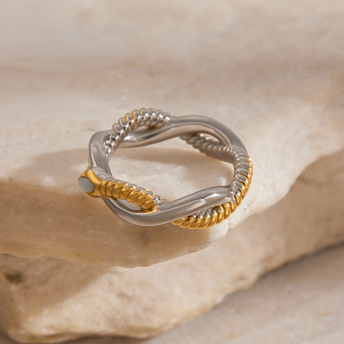 Anillo dorado con plata