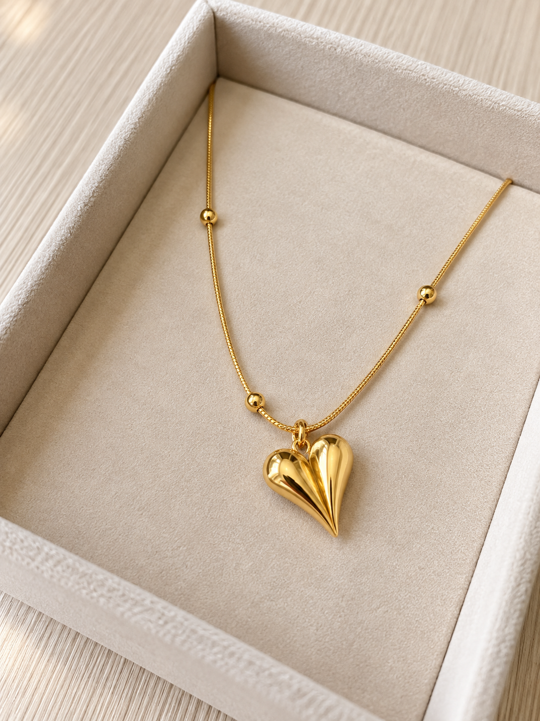 Collar dorado corazón