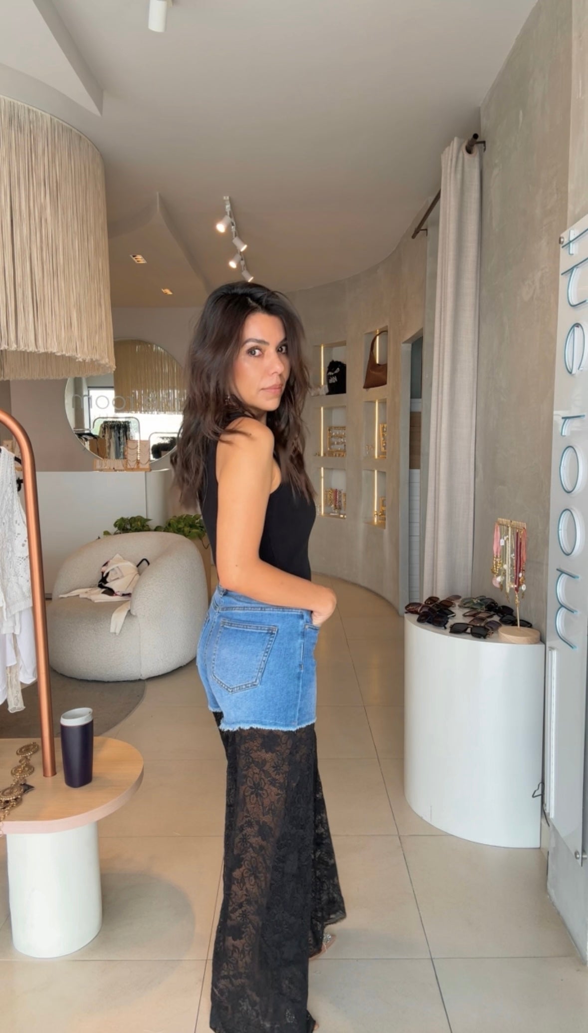 Pantalón denim y encaje negro