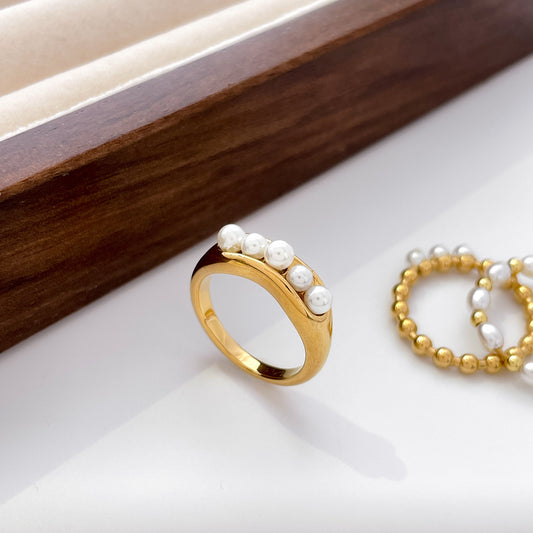 Anillo tira de perlas