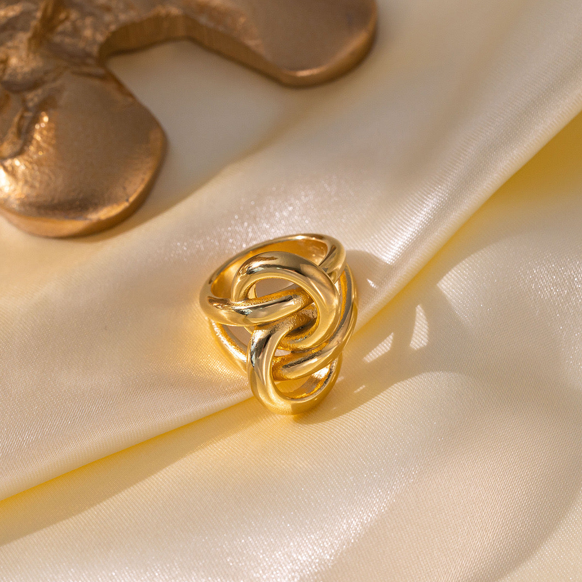 Anillo nudo dorado