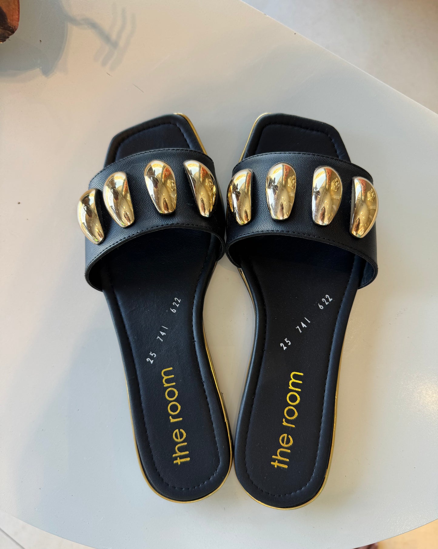 Sandalias negro con dorado