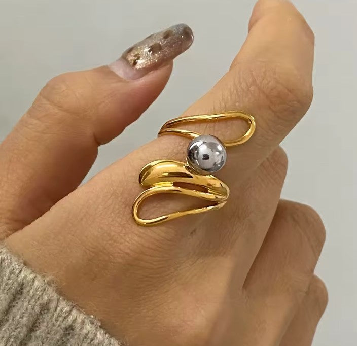 Anillo dorado perla plateada
