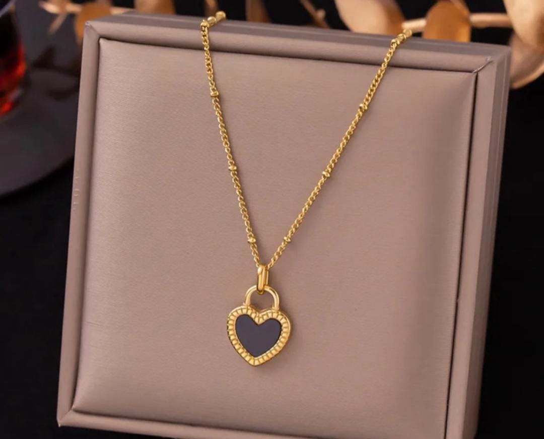 Collar corazón blanco y negro