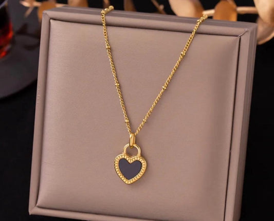 Collar corazón blanco y negro