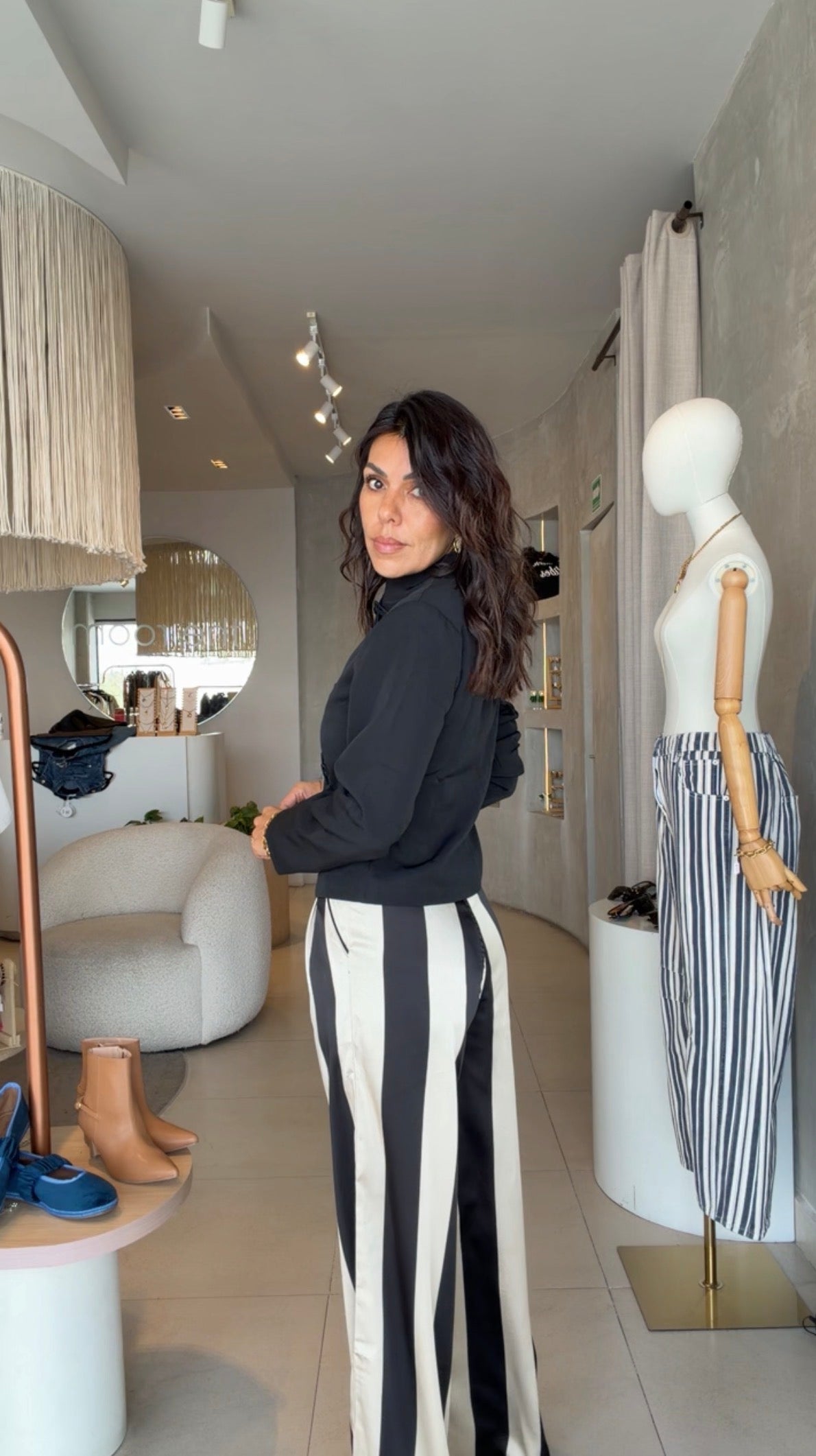 Pantalón rayado negro con beige