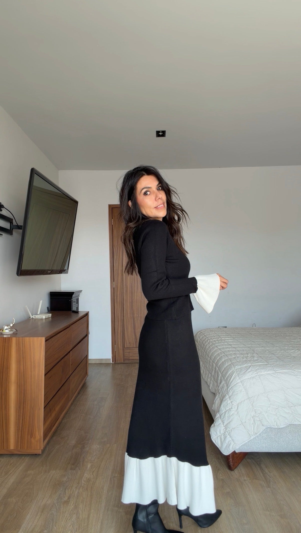 Set blanco con negro falda y suéter