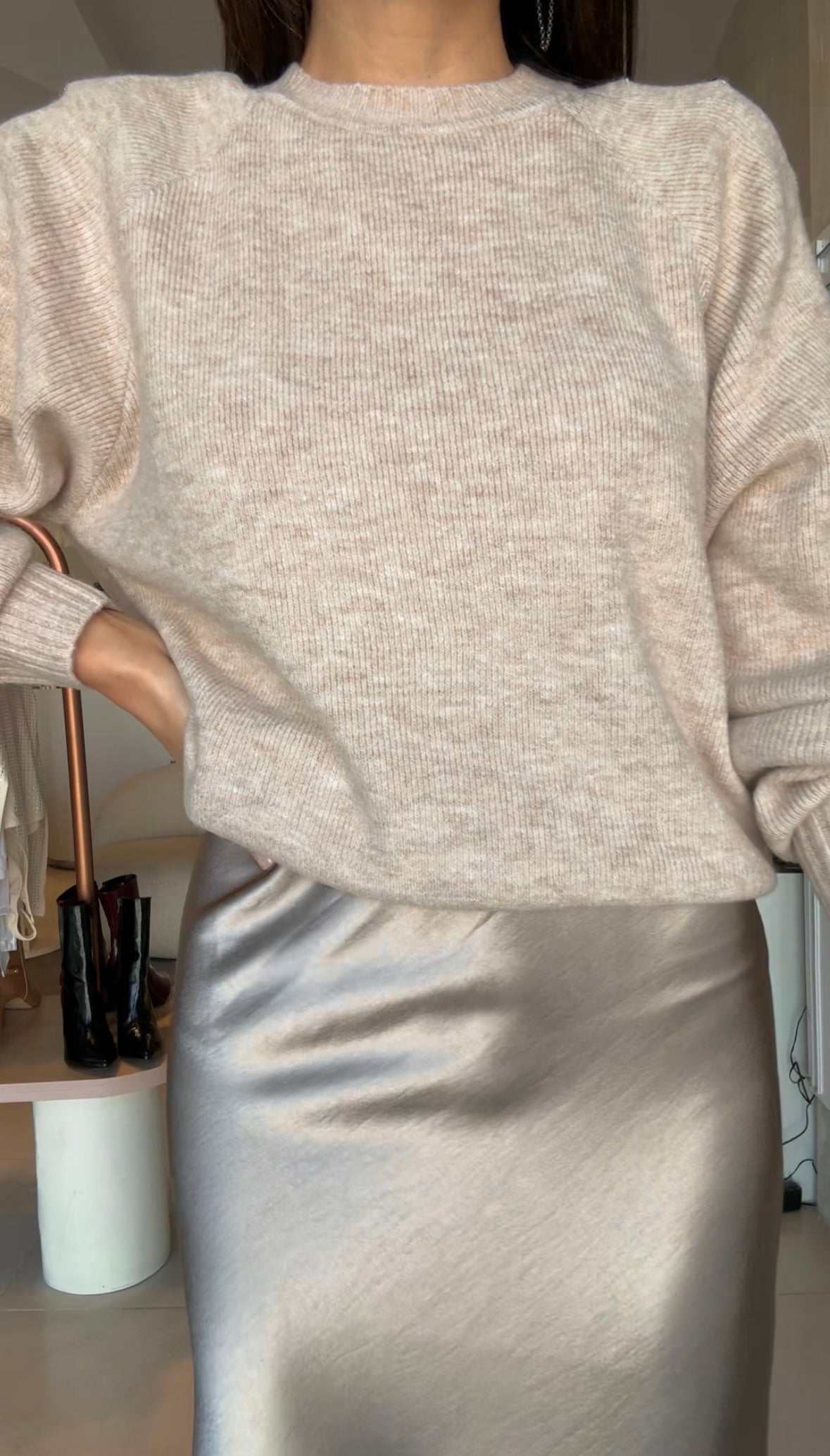 Suéter beige aplicaciones