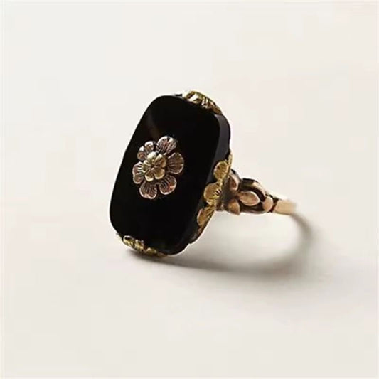 Anillo de flores piedra negra