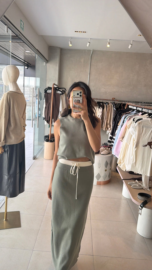 Set falda, top y sueter verde