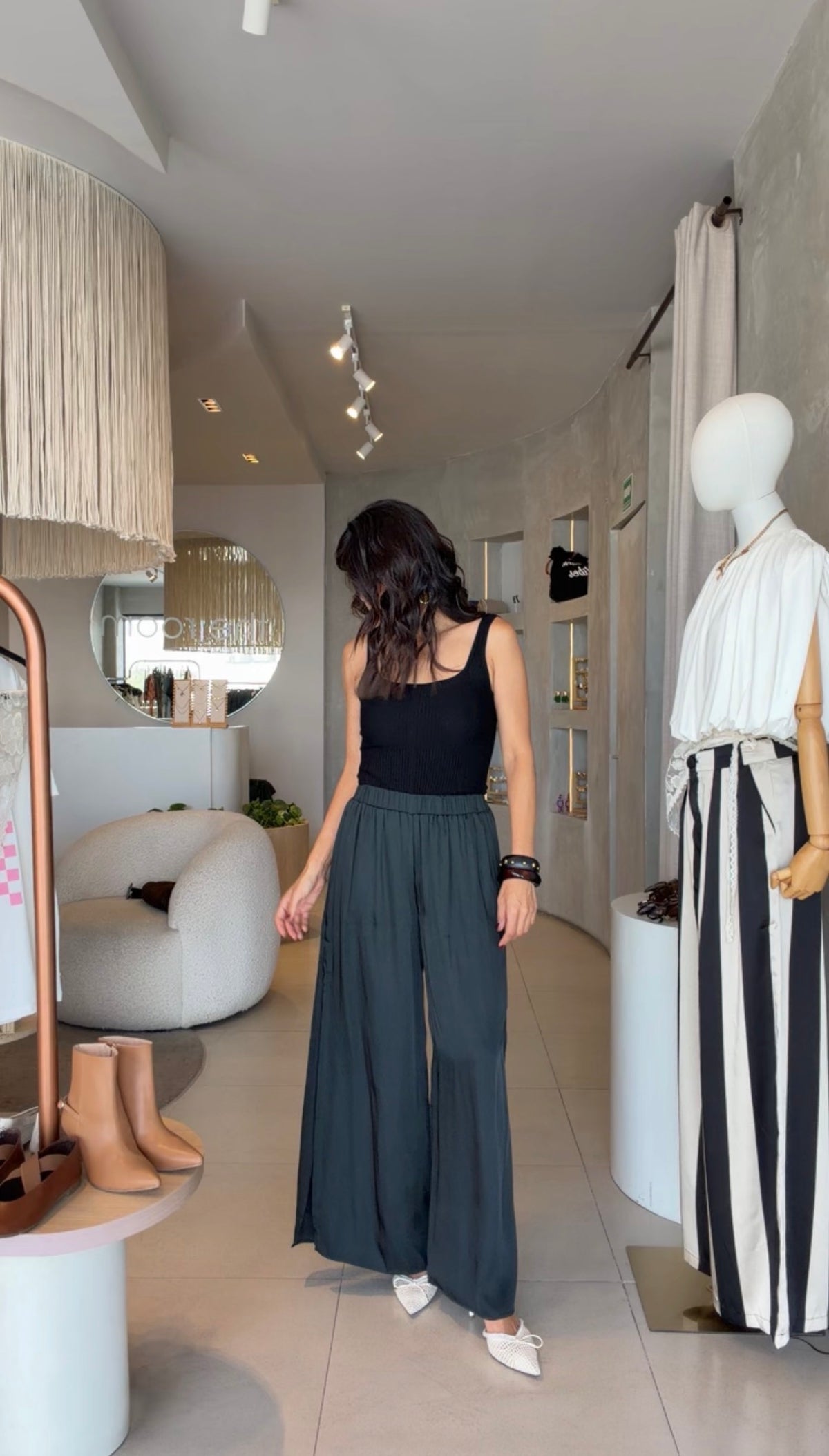 Pantalón negro abertura costados