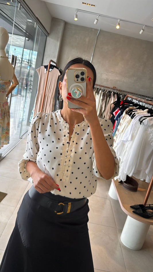 Blusa blanca bolitas