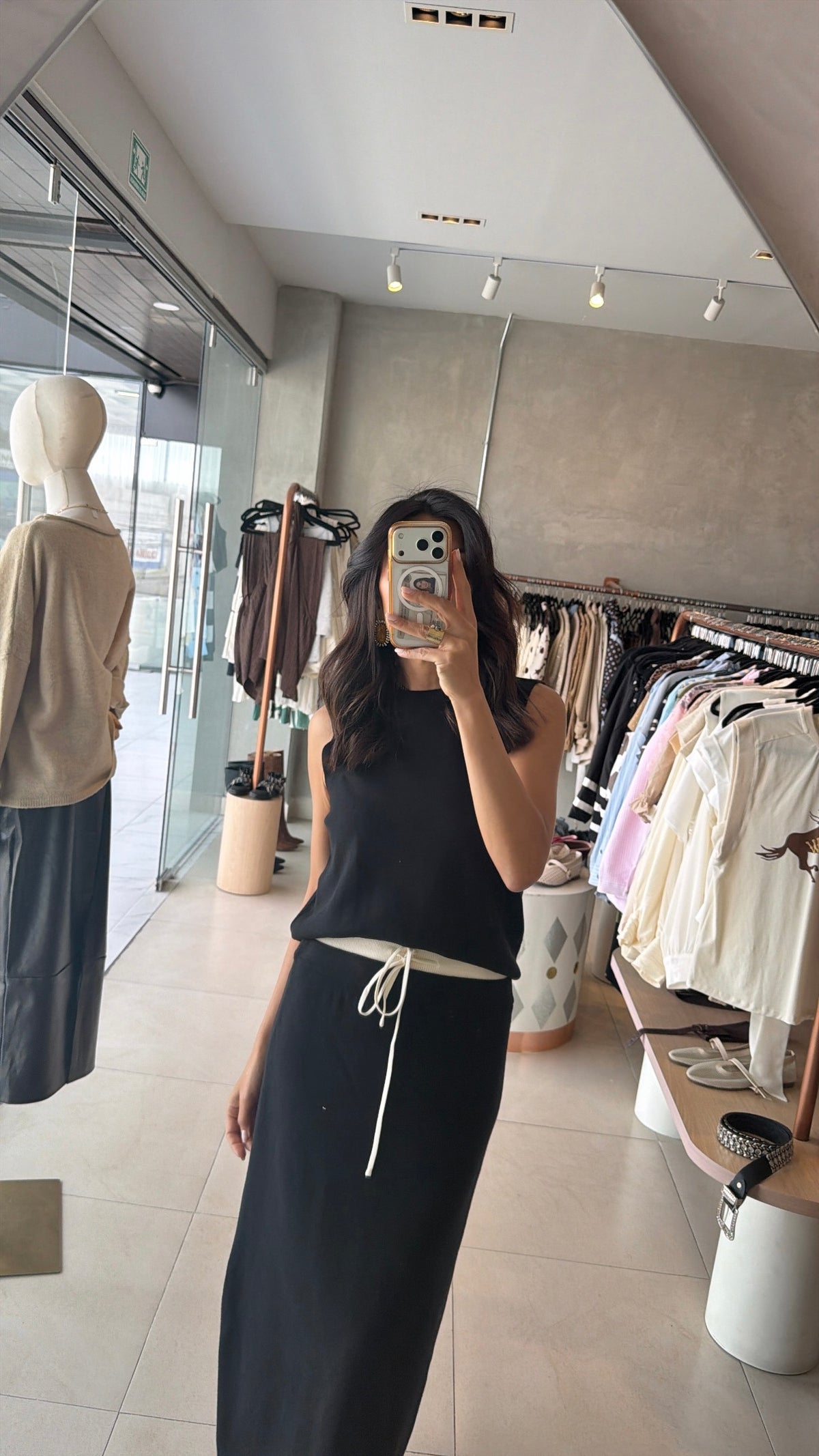 Set falda, top y sueter negro