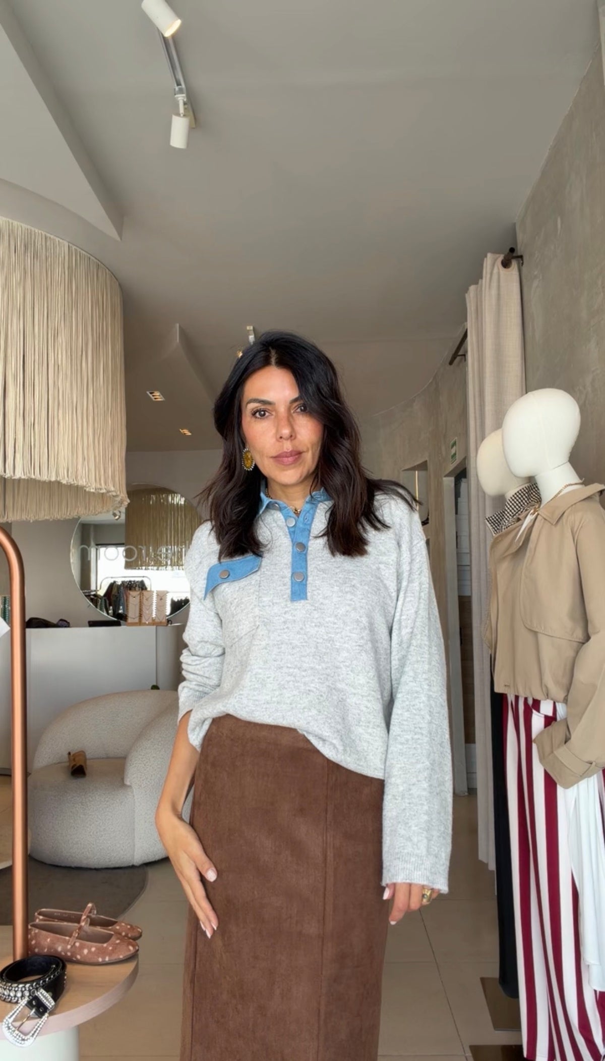 Suéter gris con denim