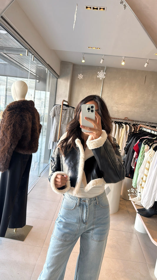 Chamarra negra vinipiel con peluche